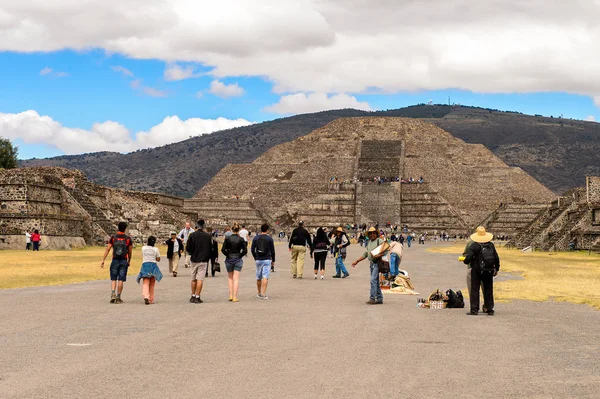 Teotiucan, Meksika - 27 Ekim 2016: Teotihuacan Ölüler Bulvarı Platformu, Kolomb öncesi Amerika'da inşa edilmiş birçok Mezoamerikan piramidinin bulunduğu yer. Unesco Dünya Mirası