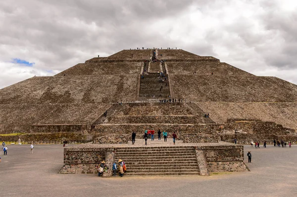 Teotiucan, Meksika - Eki 27, 2016: Teotihuacan'ın Güneş Piramidi (Piramide del Sol) antik bir Mesoamerican şehriydi. Unesco Dünya Mirası