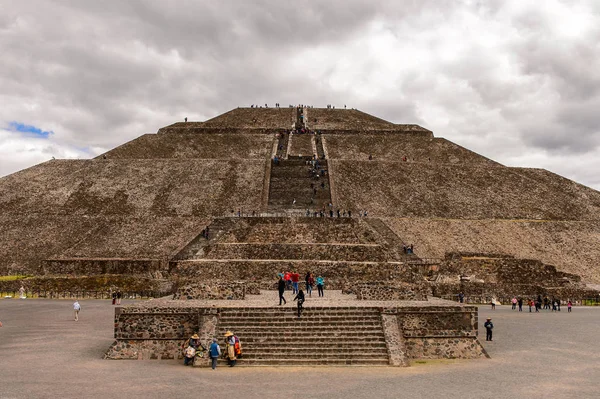 Teotiucan, Meksika - Eki 27, 2016: Teotihuacan'ın Güneş Piramidi (Piramide del Sol) antik bir Mesoamerican şehriydi. Unesco Dünya Mirası