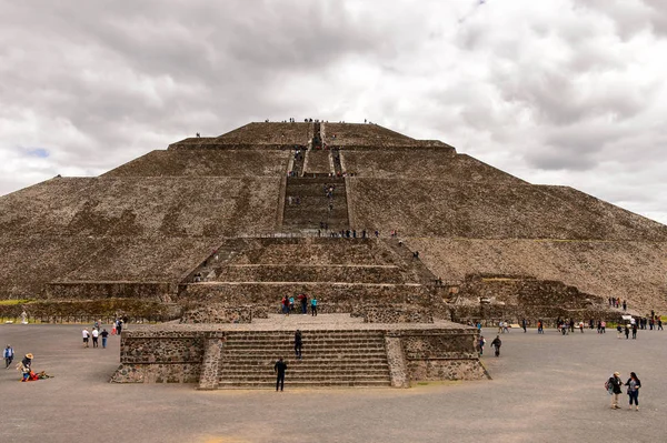 Teotiucan, Meksika - Eki 27, 2016: Teotihuacan'ın Güneş Piramidi (Piramide del Sol) antik bir Mesoamerican şehriydi. Unesco Dünya Mirası