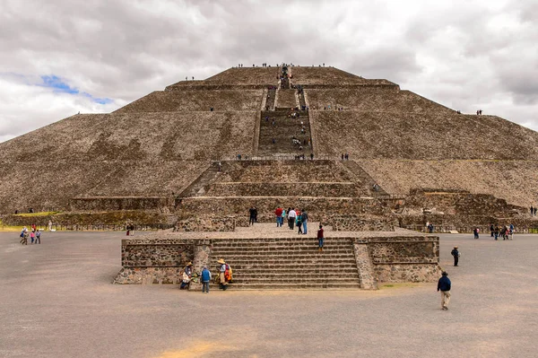 Teotiucan, Meksika - Eki 27, 2016: Teotihuacan'ın Güneş Piramidi (Piramide del Sol) antik bir Mesoamerican şehriydi. Unesco Dünya Mirası