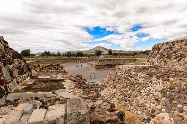Teotiucan, Meksika - 27 Ekim 2016: Teotihuacan, Kolomb öncesi Amerika'da inşa edilmiş birçok Mesoamerican piramidinin bulunduğu yer. Unesco Dünya Mirası