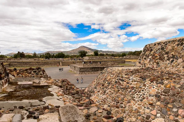 Teotiucan, Meksika - 27 Ekim 2016: Teotihuacan, Kolomb öncesi Amerika'da inşa edilmiş birçok Mesoamerican piramidinin bulunduğu yer. Unesco Dünya Mirası