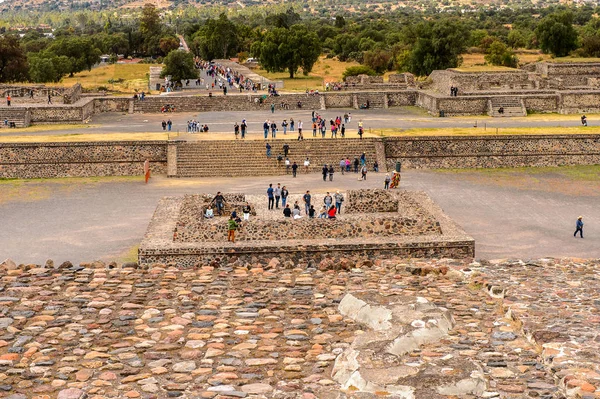 Teotiucan, Meksika - 27 Ekim 2016: Teotihuacan Panoraması Güneş Piramidi, Kolomb öncesi Amerika'da inşa edilmiş birçok Mezoamerikan piramidinin bulunduğu yer. Unesco Dünya Mirası
