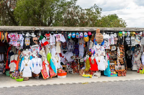 Teotihuacan, Meksika - 27 Ekim 2016: Turistler arasında popüler olan orijinal geleneksel Meksika hediyelik eşya ve giyim pazar yeri.