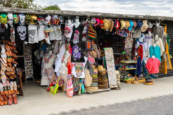 Teotihuacan, Meksika - 27 Ekim 2016: Turistler arasında popüler olan orijinal geleneksel Meksika hediyelik eşya ve giyim pazar yeri.