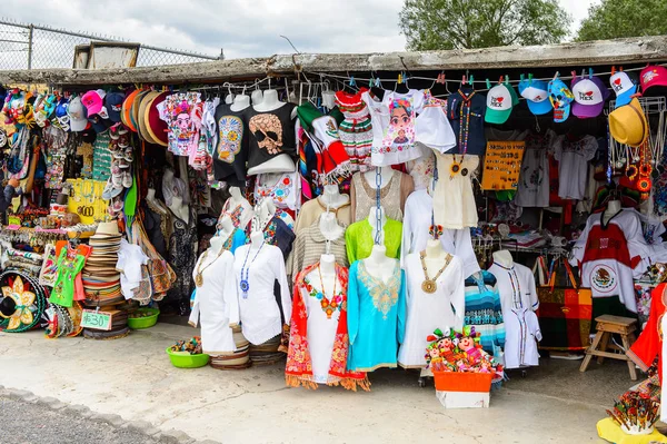 Teotihuacan, Meksika - 27 Ekim 2016: Turistler arasında popüler olan orijinal geleneksel Meksika hediyelik eşya ve giyim pazar yeri.