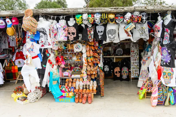 Teotihuacan, Meksika - 27 Ekim 2016: Turistler arasında popüler olan orijinal geleneksel Meksika hediyelik eşya ve giyim pazar yeri.