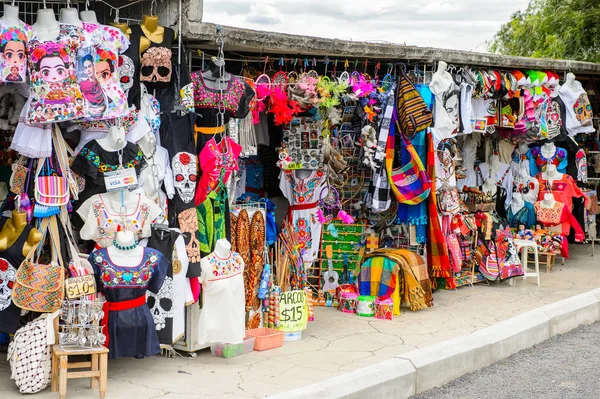 Teotihuacan, Meksika - 27 Ekim 2016: Turistler arasında popüler olan orijinal geleneksel Meksika hediyelik eşya ve giyim pazar yeri.