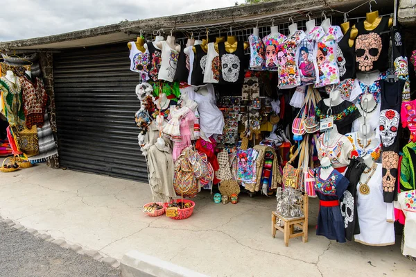 Teotihuacan, Meksika - 27 Ekim 2016: Turistler arasında popüler olan orijinal geleneksel Meksika hediyelik eşya ve giyim pazar yeri.