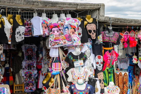 Teotihuacan, Meksika - 27 Ekim 2016: Turistler arasında popüler olan orijinal geleneksel Meksika hediyelik eşya ve giyim pazar yeri.
