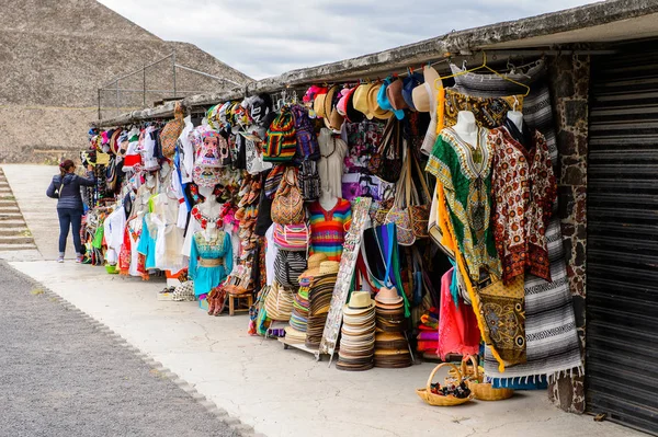 Teotihuacan, Meksika - 27 Ekim 2016: Turistler arasında popüler olan orijinal geleneksel Meksika hediyelik eşya ve giyim pazar yeri.