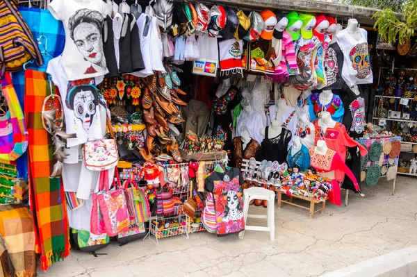 テオティワカン メキシコ 10月 2016 観光客の間で人気のあるオリジナルの伝統的なメキシコのお土産や衣類と市場の場所 — ストック写真