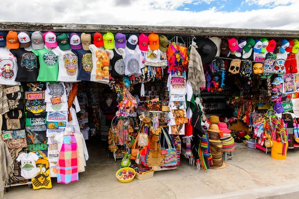 Teotihuacan, Meksika - 27 Ekim 2016: Turistler arasında popüler olan orijinal geleneksel Meksika hediyelik eşya ve giyim pazar yeri.