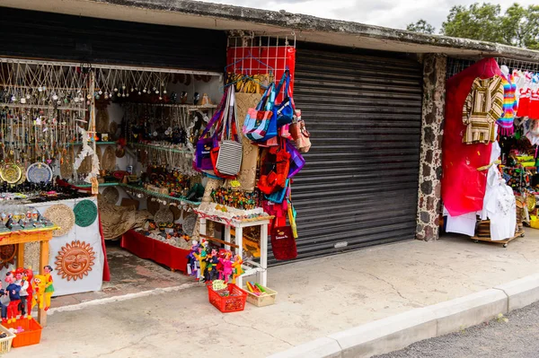 Teotihuacan, Meksika - 27 Ekim 2016: Turistler arasında popüler olan orijinal geleneksel Meksika hediyelik eşya ve giyim pazar yeri.