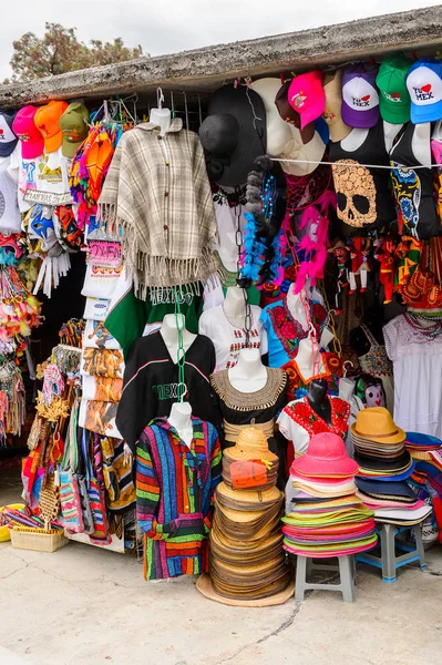 Teotihuacan, Meksika - 27 Ekim 2016: Turistler arasında popüler olan orijinal geleneksel Meksika hediyelik eşya ve giyim pazar yeri.