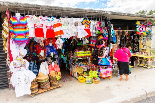 Teotihuacan, Meksika - 27 Ekim 2016: Turistler arasında popüler olan orijinal geleneksel Meksika hediyelik eşya ve giyim pazar yeri.