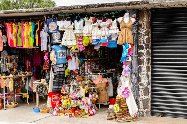 Teotihuacan, Meksika - 27 Ekim 2016: Turistler arasında popüler olan orijinal geleneksel Meksika hediyelik eşya ve giyim pazar yeri.