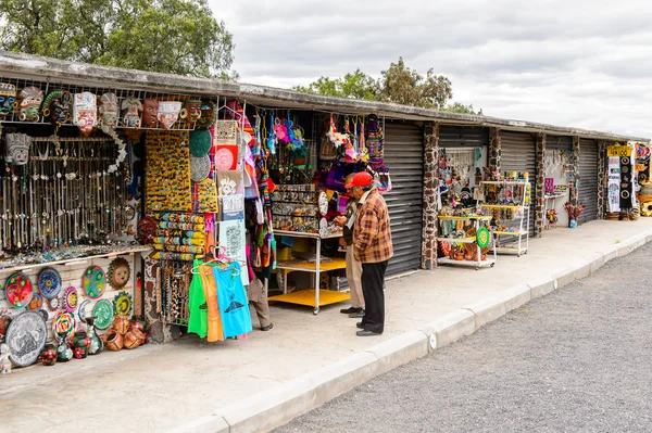 Teotihuacan, Meksika - 27 Ekim 2016: Turistler arasında popüler olan orijinal geleneksel Meksika hediyelik eşya ve giyim pazar yeri.