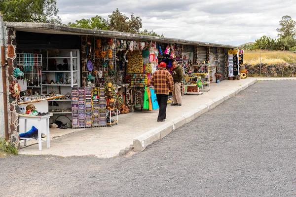 Teotihuacan, Meksika - 27 Ekim 2016: Turistler arasında popüler olan orijinal geleneksel Meksika hediyelik eşya ve giyim pazar yeri.