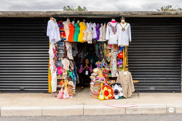 Teotihuacan, Meksika - 27 Ekim 2016: Turistler arasında popüler olan orijinal geleneksel Meksika hediyelik eşya ve giyim pazar yeri.