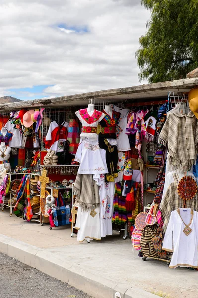 Teotihuacan, Meksika - 27 Ekim 2016: Turistler arasında popüler olan orijinal geleneksel Meksika hediyelik eşya ve giyim pazar yeri.