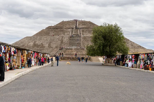 Teotihuacan, Meksika - 27 Ekim 2016: Turistler arasında popüler olan orijinal geleneksel Meksika hediyelik eşya ve giyim pazar yeri.
