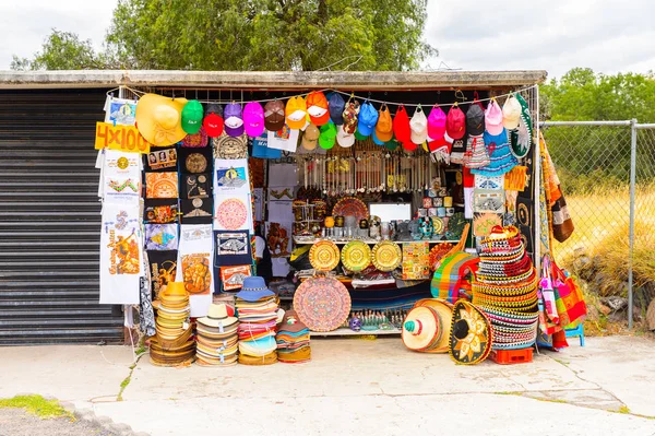 Teotihuacan, Meksika - 27 Ekim 2016: Turistler arasında popüler olan orijinal geleneksel Meksika hediyelik eşya ve giyim pazar yeri.