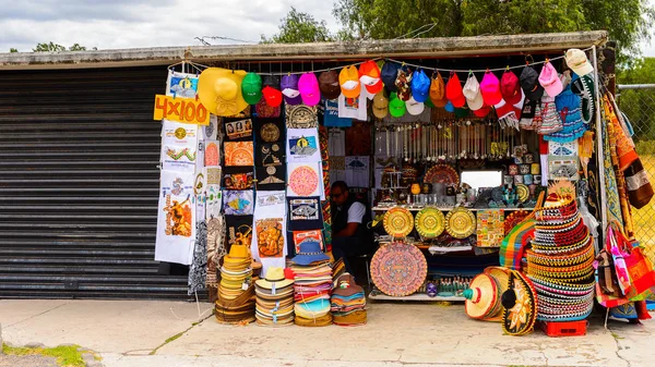 Teotihuacan, Meksika - 27 Ekim 2016: Turistler arasında popüler olan orijinal geleneksel Meksika hediyelik eşya ve giyim pazar yeri.