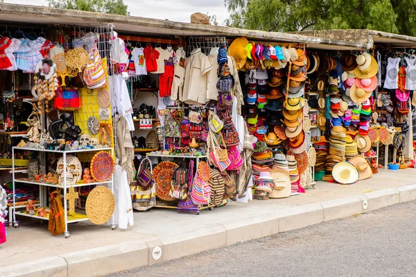 Teotihuacan, Meksika - 27 Ekim 2016: Turistler arasında popüler olan orijinal geleneksel Meksika hediyelik eşya ve giyim pazar yeri.