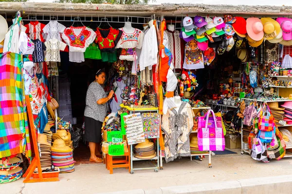 Teotihuacan, Meksika - 27 Ekim 2016: Turistler arasında popüler olan orijinal geleneksel Meksika hediyelik eşya ve giyim pazar yeri.