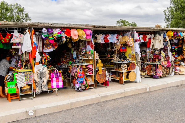 Teotihuacan, Meksika - 27 Ekim 2016: Turistler arasında popüler olan orijinal geleneksel Meksika hediyelik eşya ve giyim pazar yeri.