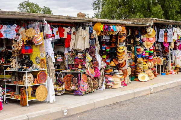 Teotihuacan, Meksika - 27 Ekim 2016: Turistler arasında popüler olan orijinal geleneksel Meksika hediyelik eşya ve giyim pazar yeri.