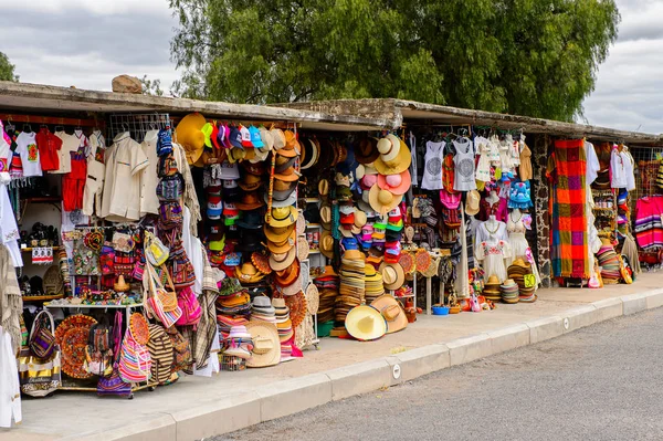 Teotihuacan, Meksika - 27 Ekim 2016: Turistler arasında popüler olan orijinal geleneksel Meksika hediyelik eşya ve giyim pazar yeri.
