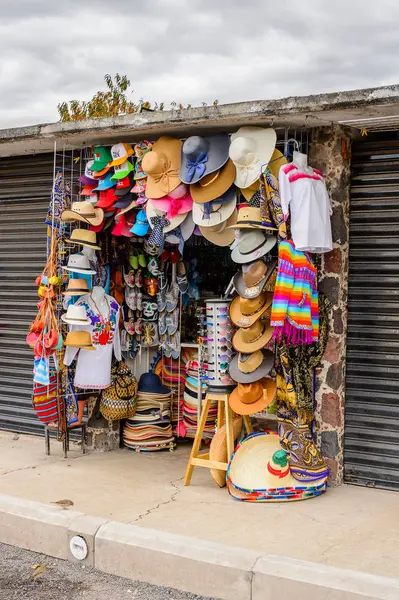 Teotihuacan, Meksika - 27 Ekim 2016: Turistler arasında popüler olan orijinal geleneksel Meksika hediyelik eşya ve giyim pazar yeri.