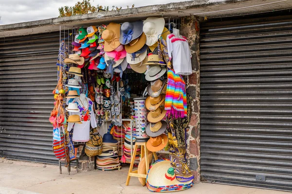 Teotihuacan, Meksika - 27 Ekim 2016: Turistler arasında popüler olan orijinal geleneksel Meksika hediyelik eşya ve giyim pazar yeri.