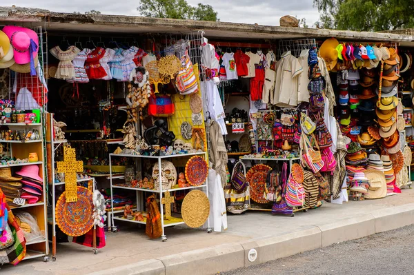 Teotihuacan, Meksika - 27 Ekim 2016: Turistler arasında popüler olan orijinal geleneksel Meksika hediyelik eşya ve giyim pazar yeri.