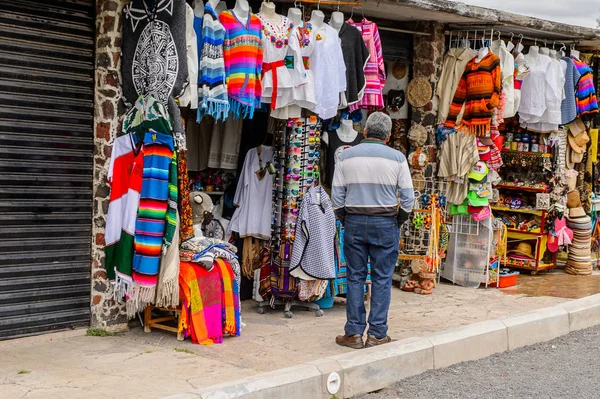 Teotihuacan, Meksika - 27 Ekim 2016: Turistler arasında popüler olan orijinal geleneksel Meksika hediyelik eşya ve giyim pazar yeri.