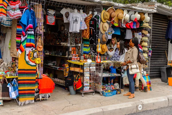 Teotihuacan, Meksika - 27 Ekim 2016: Turistler arasında popüler olan orijinal geleneksel Meksika hediyelik eşya ve giyim pazar yeri.