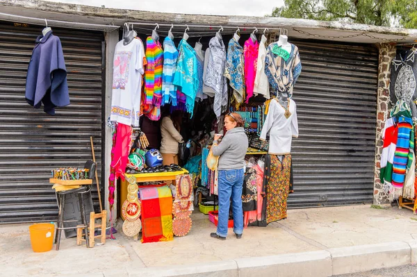 Teotihuacan, Meksika - 27 Ekim 2016: Turistler arasında popüler olan orijinal geleneksel Meksika hediyelik eşya ve giyim pazar yeri.