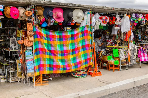 Teotihuacan, Meksika - 27 Ekim 2016: Turistler arasında popüler olan orijinal geleneksel Meksika hediyelik eşya ve giyim pazar yeri.