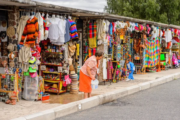 Teotihuacan, Meksika - 27 Ekim 2016: Turistler arasında popüler olan orijinal geleneksel Meksika hediyelik eşya ve giyim pazar yeri.