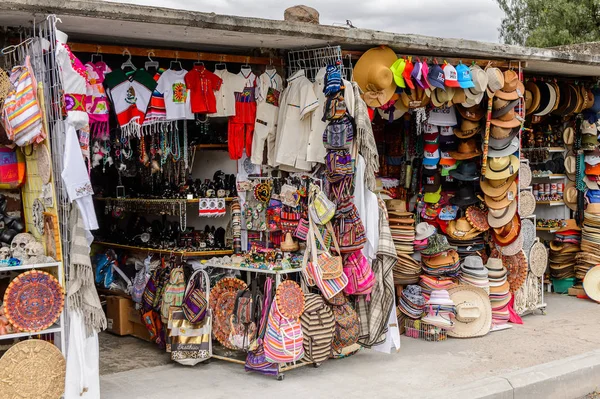 Teotihuacan, Meksika - 27 Ekim 2016: Turistler arasında popüler olan orijinal geleneksel Meksika hediyelik eşya ve giyim pazar yeri.