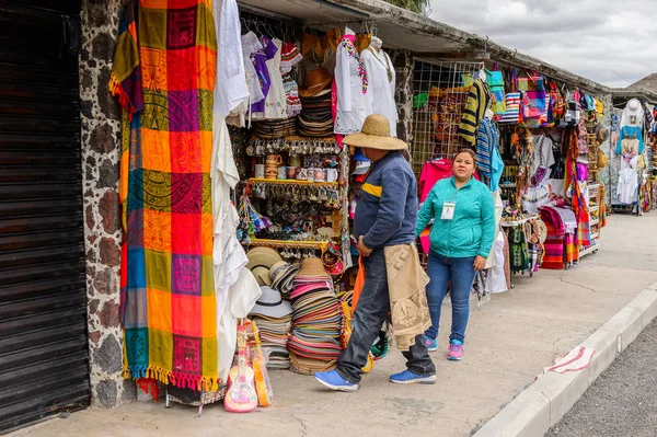 Teotihuacan, Meksika - 27 Ekim 2016: Turistler arasında popüler olan orijinal geleneksel Meksika hediyelik eşya ve giyim pazar yeri.