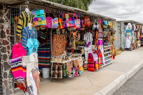 Teotihuacan, Meksika - 27 Ekim 2016: Turistler arasında popüler olan orijinal geleneksel Meksika hediyelik eşya ve giyim pazar yeri.