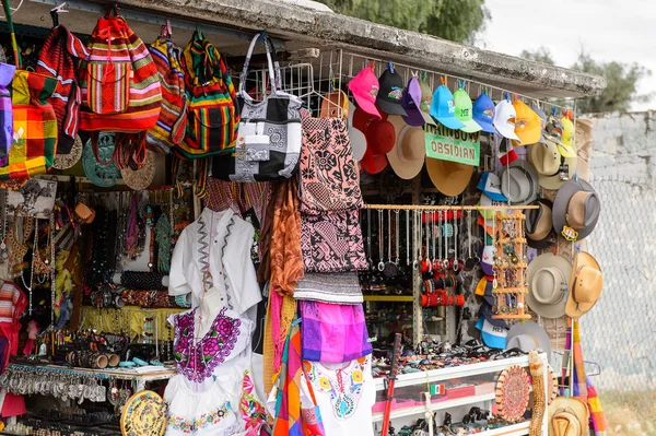 Teotihuacan, Meksika - 27 Ekim 2016: Turistler arasında popüler olan orijinal geleneksel Meksika hediyelik eşya ve giyim pazar yeri.