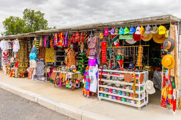Teotihuacan, Meksika - 27 Ekim 2016: Turistler arasında popüler olan orijinal geleneksel Meksika hediyelik eşya ve giyim pazar yeri.
