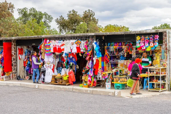 Teotihuacan, Meksika - 27 Ekim 2016: Turistler arasında popüler olan orijinal geleneksel Meksika hediyelik eşya ve giyim pazar yeri.