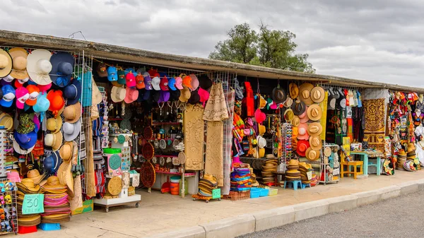 Teotihuacan, Meksika - 27 Ekim 2016: Turistler arasında popüler olan orijinal geleneksel Meksika hediyelik eşya ve giyim pazar yeri.
