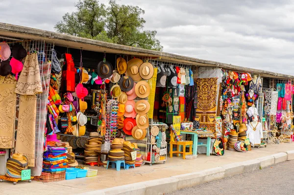 Teotihuacan, Meksika - 27 Ekim 2016: Turistler arasında popüler olan orijinal geleneksel Meksika hediyelik eşya ve giyim pazar yeri.